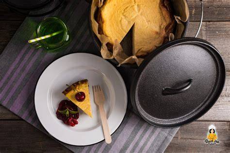 Käsekuchen im Dutch Oven während des Backens