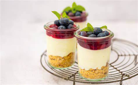 Käsekuchen im Glas mit Beeren