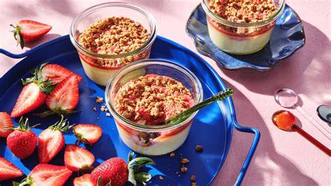 Käsekuchen im Glas mit Erdbeerpüree