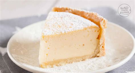 Käsekuchen in der Auslage beim Bäcker/Café, Hinweis auf Zutaten und Kühlung