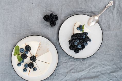 Käsekuchen mit Beeren und einer Scheibe auf dem Teller