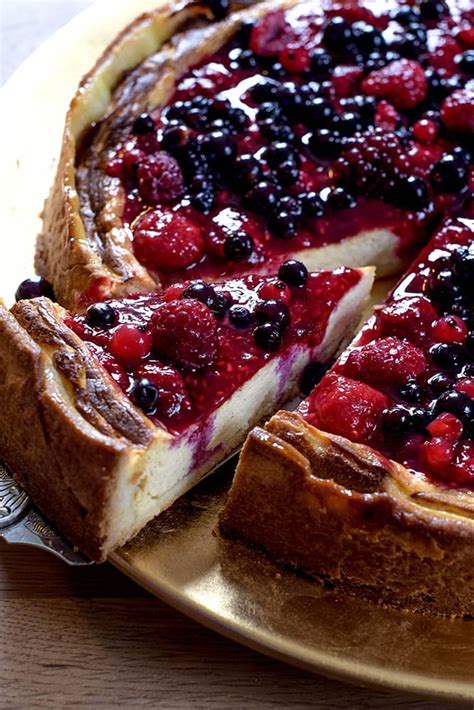 Käsekuchen mit Beeren-Topping