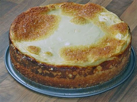 Käsekuchen mit Biskuitboden, angeschnitten mit Muster