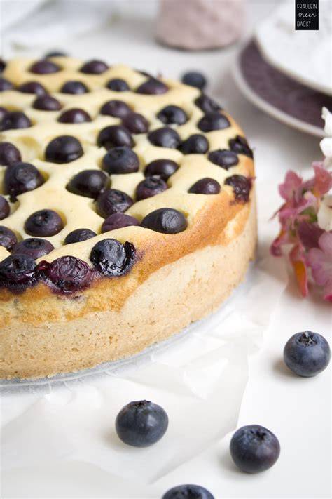 Käsekuchen mit Blaubeeren dekoriert