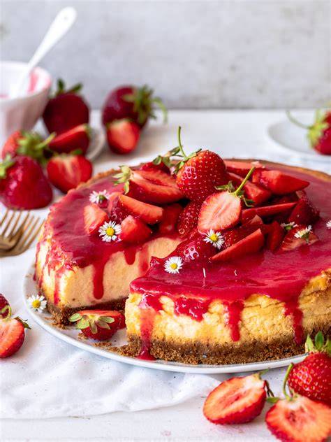 Käsekuchen mit Erdbeer- und Beeren-Topping, glänzend mit Tortenguss