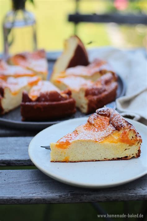 Käsekuchen mit Grieß und Mandarinen auf einem Holztisch, Kaffeetafel