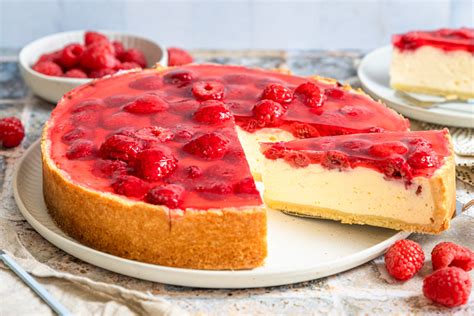 Käsekuchen mit Himbeeren und Glanz