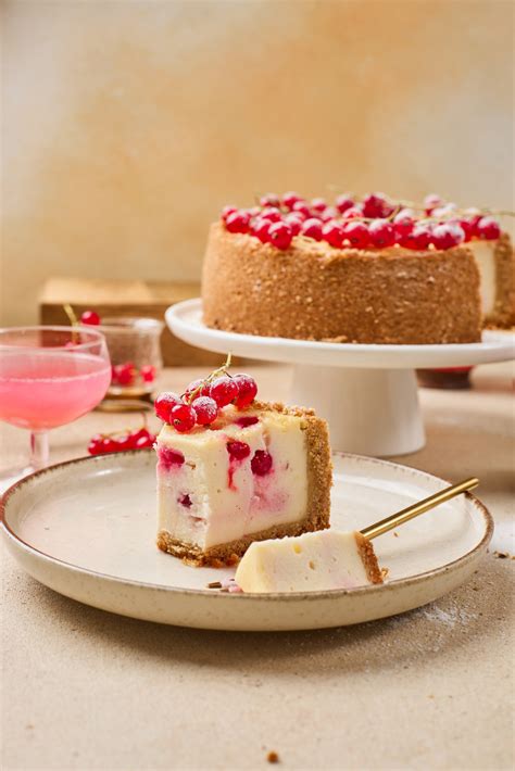 Käsekuchen mit Johannisbeeren auf Teller serviert