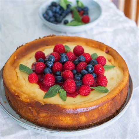 Käsekuchen mit Keksboden und Himbeersoße