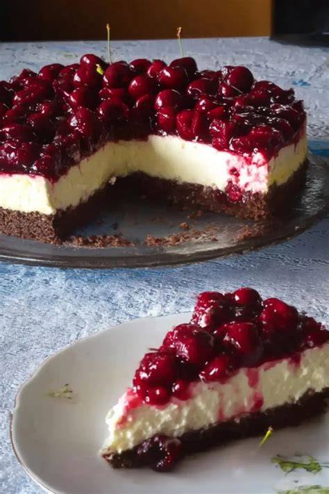 Käsekuchen mit Kirsch-Topping - Zubereitungsschritte und Serviervorschlag