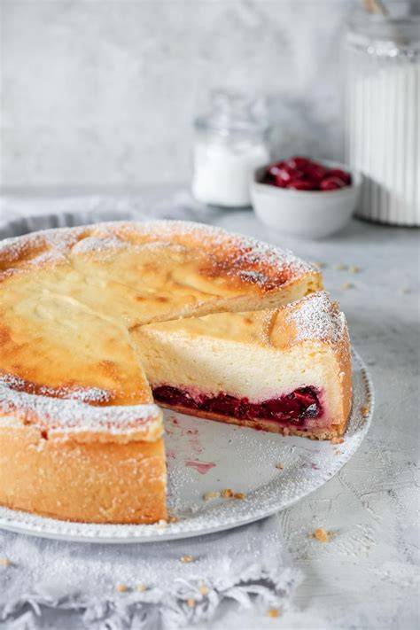 Käsekuchen mit Kirschen - servierfertig auf einer Platte