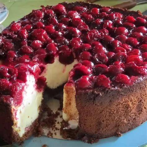 Käsekuchen mit Kirschen auf der Kaffeetafel - ein Klassiker