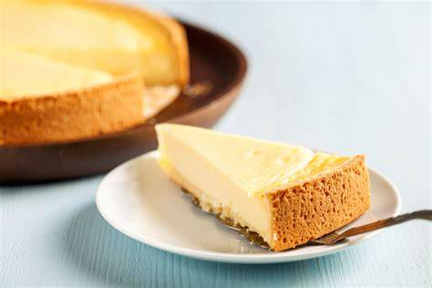 Käsekuchen mit Marzipan im Anschnitt, cremig und zart