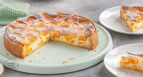 Käsekuchen mit Marzipanplätzchen und Sahnetupfen