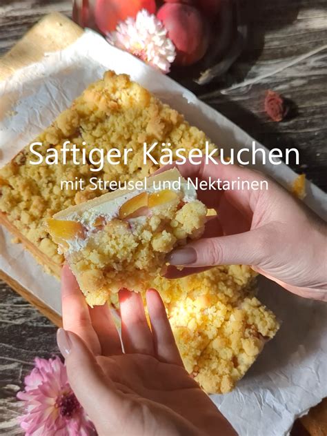 Käsekuchen mit Nektarinen und Nuss-Streuseln, in Stücke geschnitten