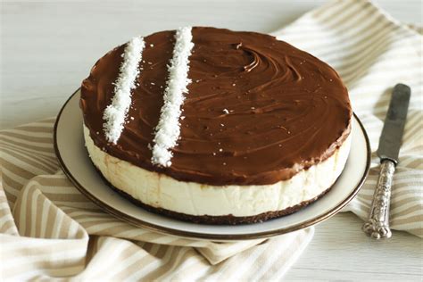 Käsekuchen mit Nutella- und weißer Schokoladendekoration
