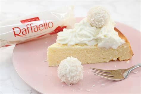 Käsekuchen mit Raffaello - Anschnitt und Dekoration