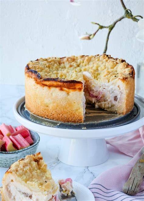 Käsekuchen mit Rhabarber in der Springform vor dem Backen