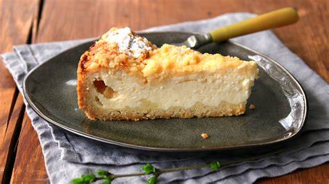 Käsekuchen mit Rhabarberfüllung