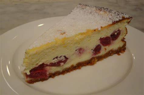 Käsekuchen mit Ricotta und Quark, dekoriert
