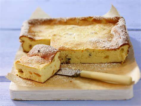 Käsekuchen mit Rosinen und goldgelber Oberfläche