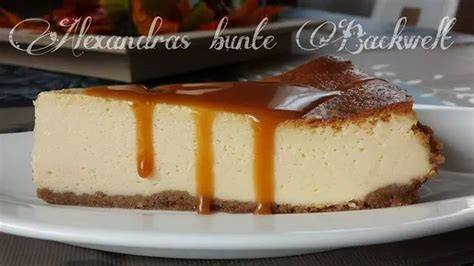 Käsekuchen mit Spekulatiusboden, Schnittbild und Karamellsoße