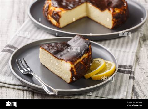 Käsekuchen mit Sternendekoration auf einer Festtagstafel