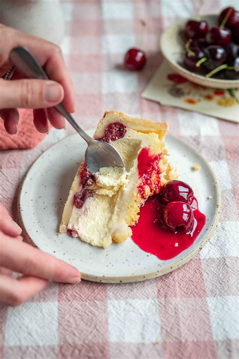 Käsekuchen mit Streuseln und Kirschen auf Backblech