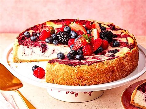Käsekuchen mit frischen Beeren garniert