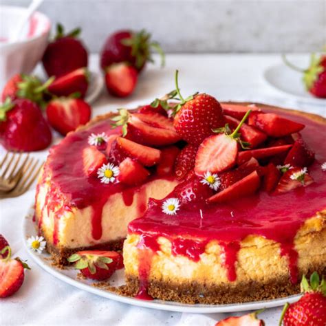 Käsekuchen mit frischen Erdbeeren als Topping