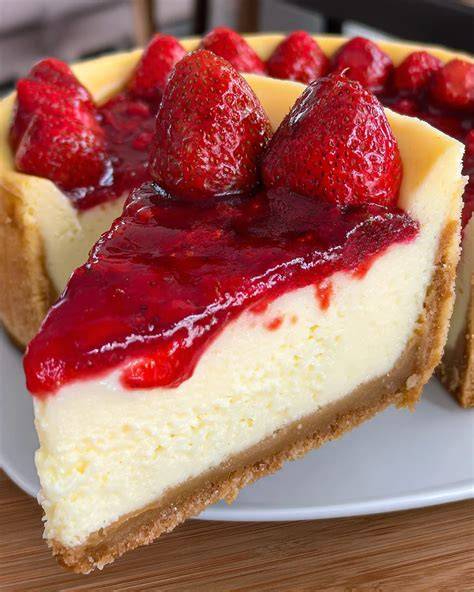 Käsekuchen mit frischen Erdbeeren als sommerliches Dessert