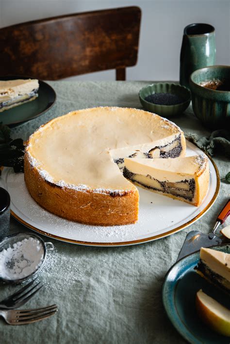 Käsekuchen mit frischer Topfencreme und Mürbteigboden