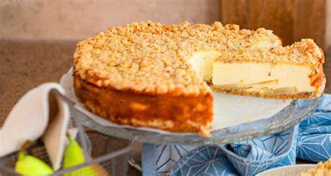 Käsekuchen mit goldbrauner Oberfläche auf Tortenplatte