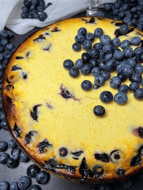 Käsekuchen mit goldgelber, glänzender Oberfläche