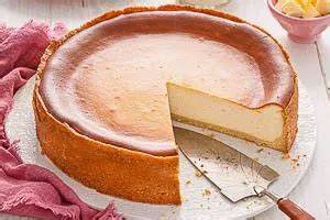 Käsekuchen mit klassischem Mürbeteigboden, serviert auf einem schön gedeckten Tisch