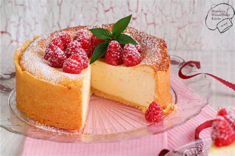 Käsekuchen mit kleinen Dekoelementen