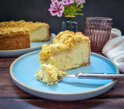 Käsekuchen mit knusprigen Streuseln auf einer Kuchenplatte
