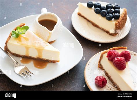 Käsekuchen mit verschiedenen Toppings als Inspiration