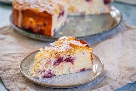 Käsekuchen ohne Boden, Serviervorschlag mit Beeren und Mandeln