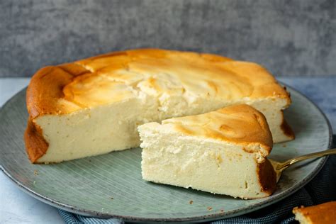 Käsekuchen ohne Boden: Stück auf Teller, angeschnitten