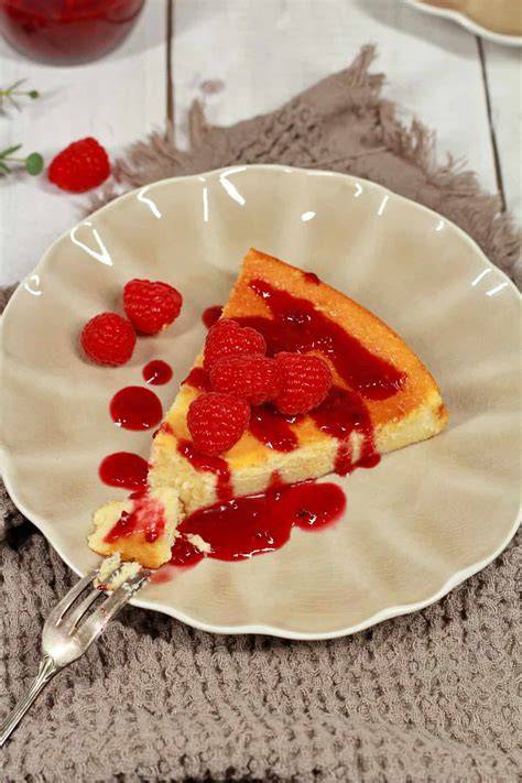 Käsekuchen ohne Boden auf Teller mit Beeren garniert
