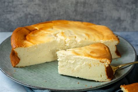 Käsekuchen ohne Boden frisch gebacken und serviert auf einem rustikalen Holztisch