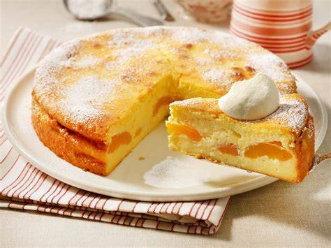 Käsekuchen ohne Boden mit Aprikosen aufgeschnitten