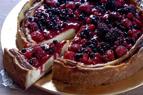 Käsekuchen ohne Boden mit frischen Beeren garniert