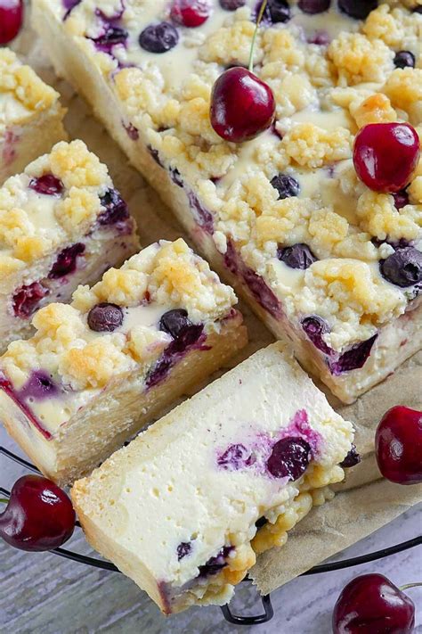 Käsekuchen vom Blech mit Kirschen und Streuseln