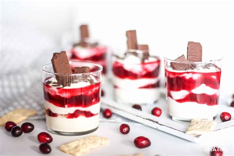 Käsekuchen-Dessert im Glas mit Keksboden und Kirschgrütze