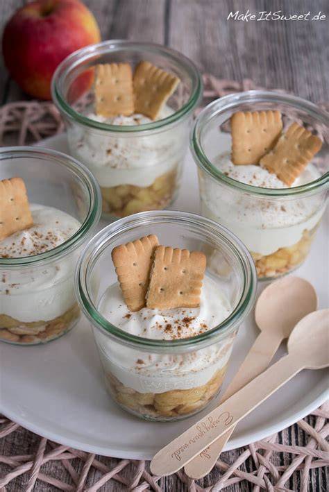 Käsekuchen-Dessert im Glas mit Zimt-Apfelstücken und Butterkeksen