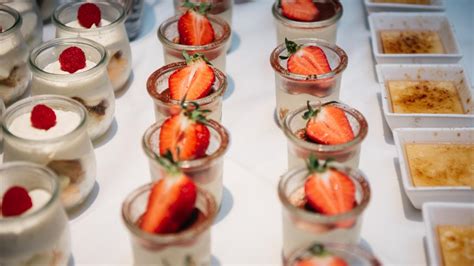 Käsekuchen-Gläser auf dem Buffet - Schrittfolge in vier Bildern