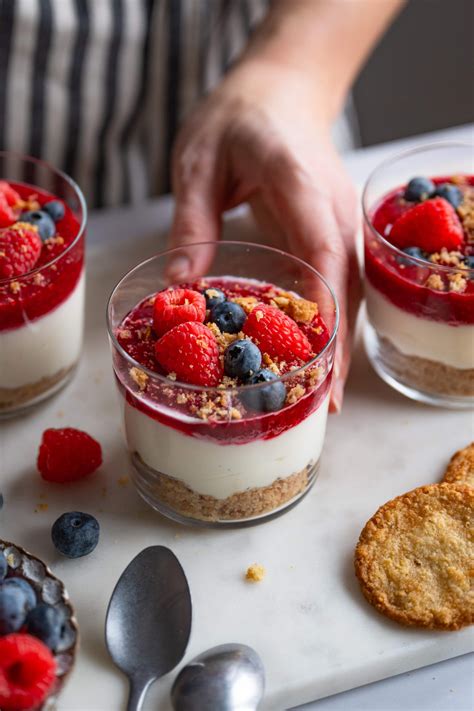 Käsekuchen-Kugeln dekorativ serviert zum Brunch oder als Dessert