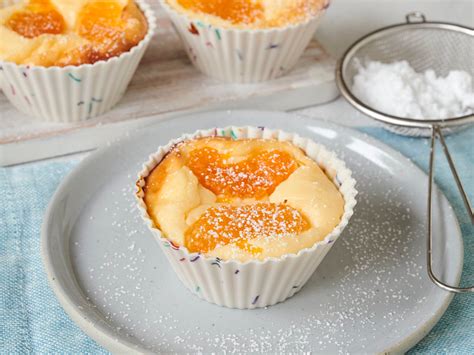 Käsekuchen-Muffins auf einem Teller, mit Puderzucker bestäubt